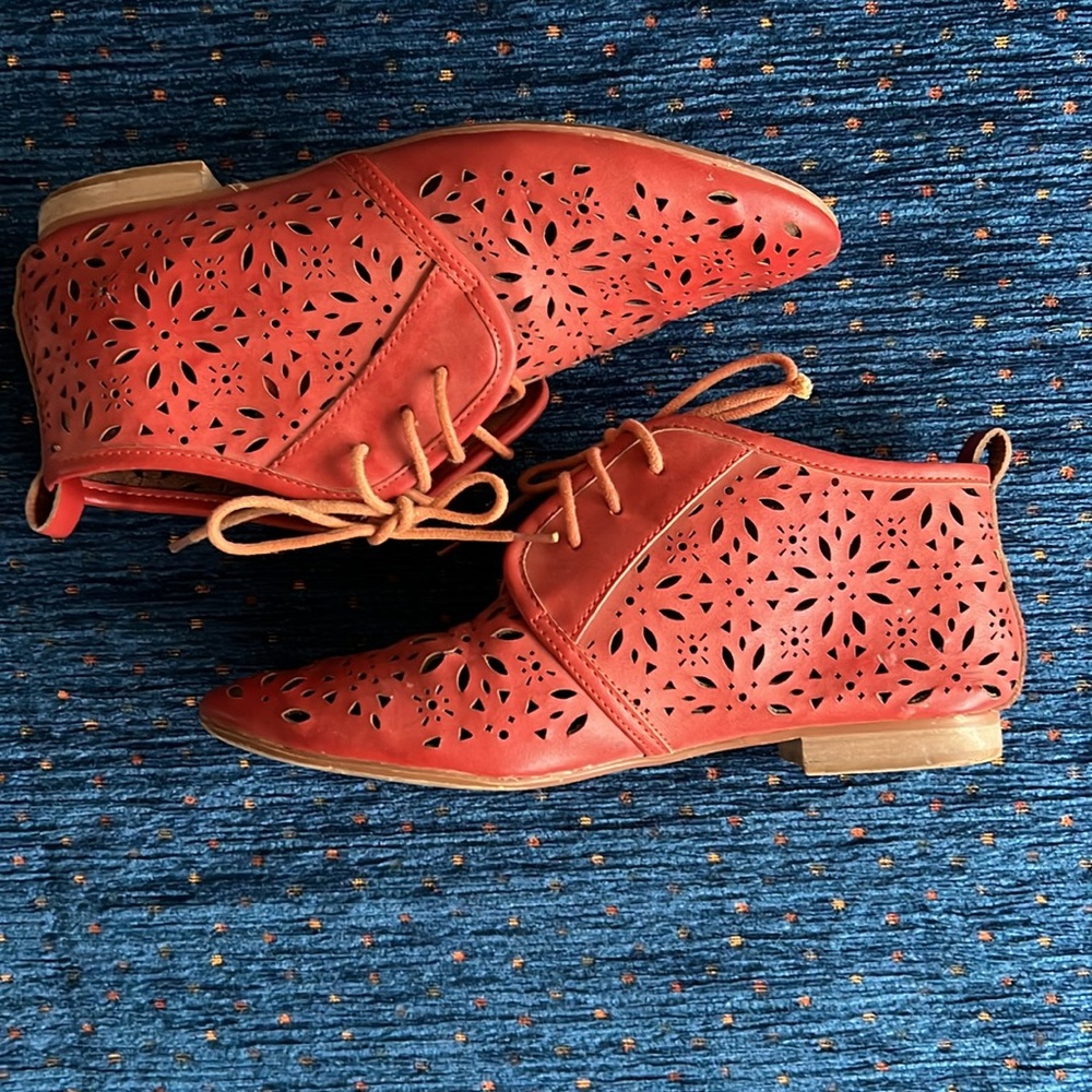 Crown Vintage size 9 rusty-Red Lace Up Boots with Intricate laser-cut Design - Picture 7 of 9